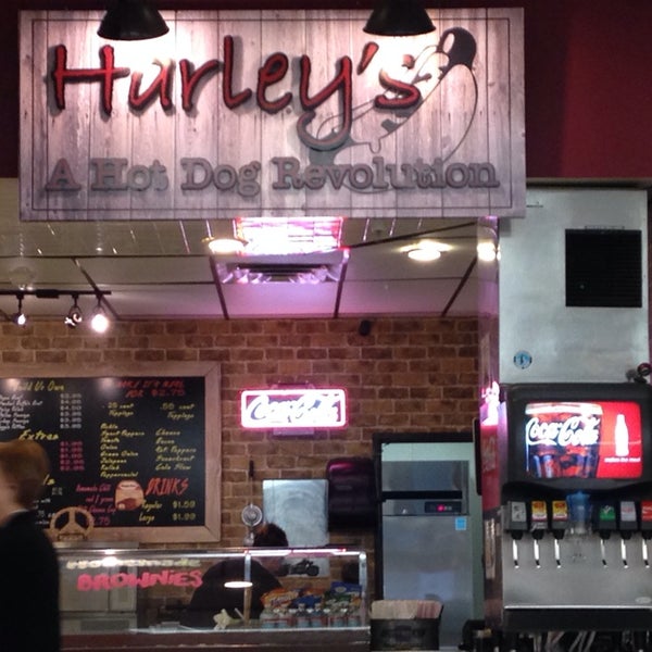 Das Foto wurde bei Harleys : A Hot Dog Revolution von Timmy E. am 4/17/2014 aufgenommen