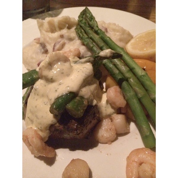 Foto scattata a The Keg Steakhouse + Bar - Richmond South da Sharon F. il 4/8/2014