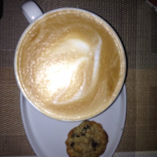 11/29/2012 tarihinde Rebeca G.ziyaretçi tarafından Aroma Coffee and Friends'de çekilen fotoğraf