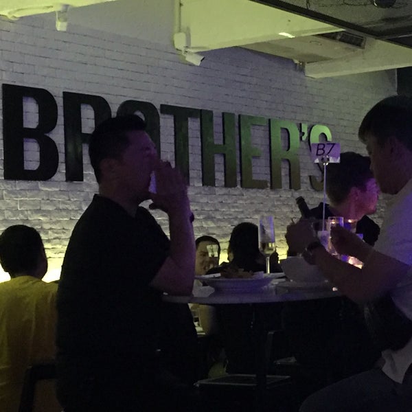 Das Foto wurde bei Brother&#39;s Bar and Restaurant von Clarke B. am 1/9/2016 aufgenommen