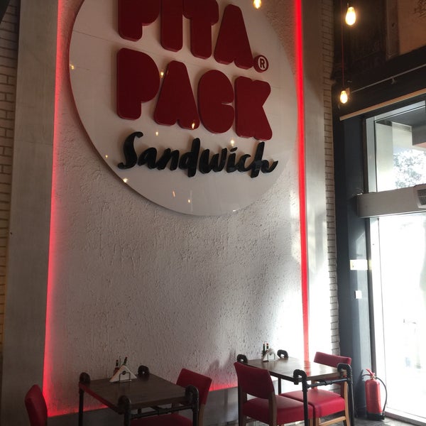 Foto diambil di Pita Pack Sandwich oleh Amin B. pada 2/16/2020