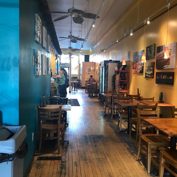 5/30/2018 tarihinde Ed V.ziyaretçi tarafından Aroma Cafe'de çekilen fotoğraf