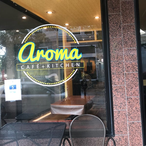 Foto tomada en Aroma Cafe  por Ed V. el 5/30/2018