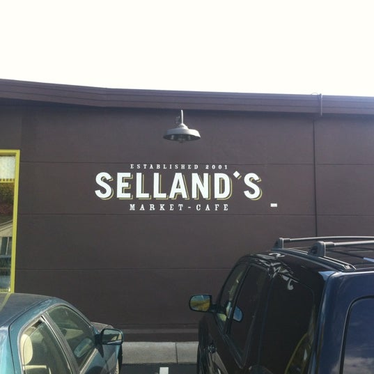 รูปภาพถ่ายที่ Selland&#39;s Market-Café โดย Daniel S. เมื่อ 11/18/2012
