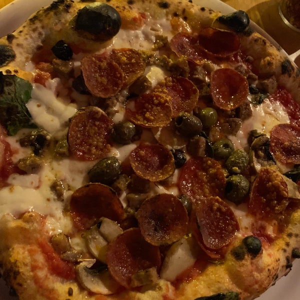 Foto tirada no(a) Menomalé Pizza Napoletana por Daisy K. em 7/28/2019