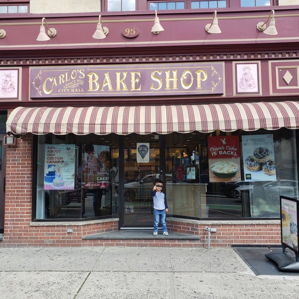 Foto diambil di Carlo&#39;s Bake Shop oleh Victor L. pada 5/16/2019