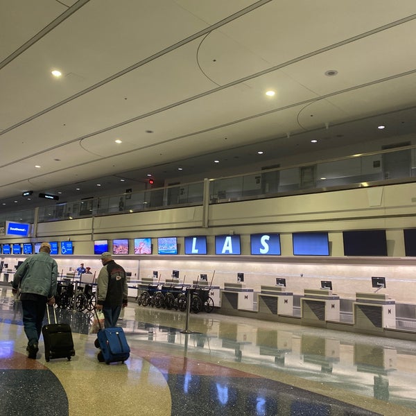 รูปภาพถ่ายที่ Harry Reid International Airport (LAS) โดย DJ Erny เมื่อ 2/28/2020
