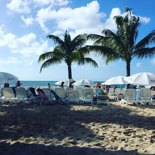 Foto diambil di Playa Mia Grand Beach Park oleh Moses F. pada 12/25/2015