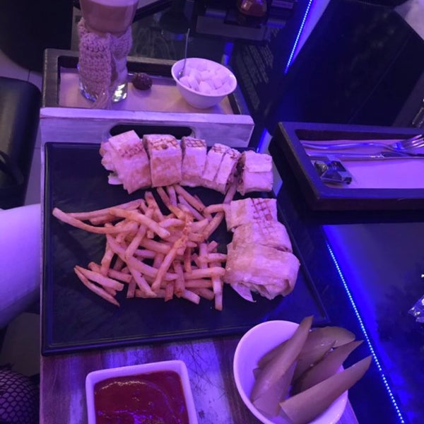 Foto diambil di One 2 One Lounge &amp; Restaurant oleh Chamaniii . pada 1/13/2018