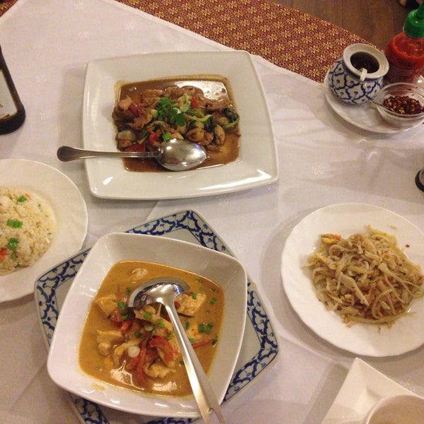 Foto tomada en Bangkok Thai Restaurant  por Ilona K. el 12/17/2015