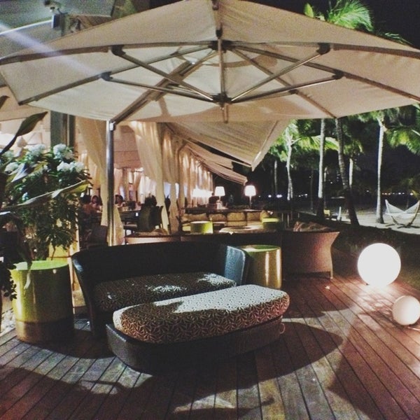 Photo prise au Sirena @ Courtyard by Marriott Isla Verde Beach Resort par Randi V. le7/10/2013