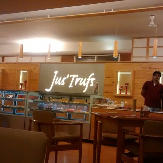 Снимок сделан в Jus&#39;Trufs Chocolate Shop and Cafe - Jakkur пользователем Aravind B. 4/27/2014
