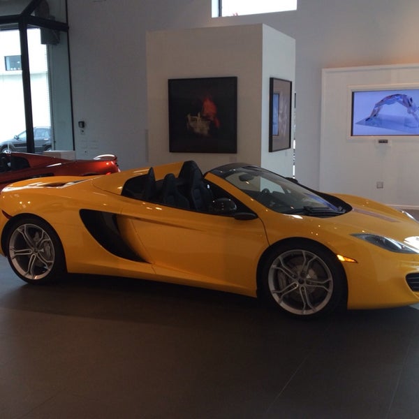 4/26/2014 tarihinde Ameet R.ziyaretçi tarafından McLaren Auto Gallery Beverly Hills'de çekilen fotoğraf