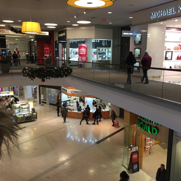 Foto diambil di Trumbull Mall oleh Kostia pada 1/2/2016