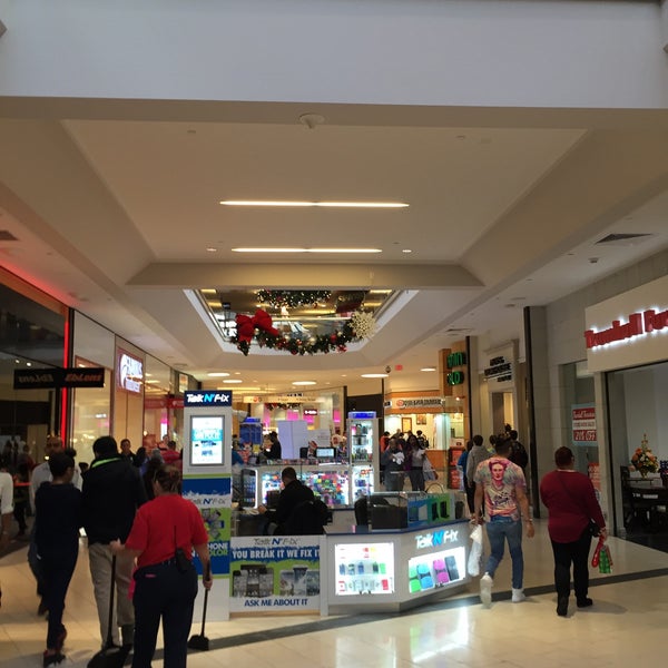 Foto scattata a Trumbull Mall da Kostia il 12/13/2015