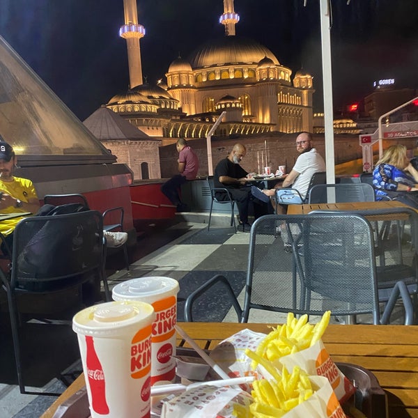 รูปภาพถ่ายที่ Burger King โดย Ali__ S. เมื่อ 8/30/2022
