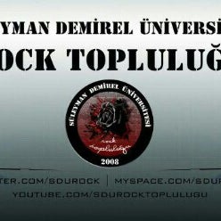 Das Foto wurde bei SDÜ Rock Topluluğu Kulüp Odası von İrfan Ö. am 1/20/2013 aufgenommen