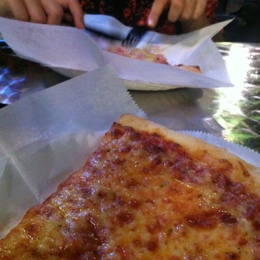 รูปภาพถ่ายที่ Joey Brooklyn&#39;s Famous Pizza โดย Treshan O. เมื่อ 10/4/2012