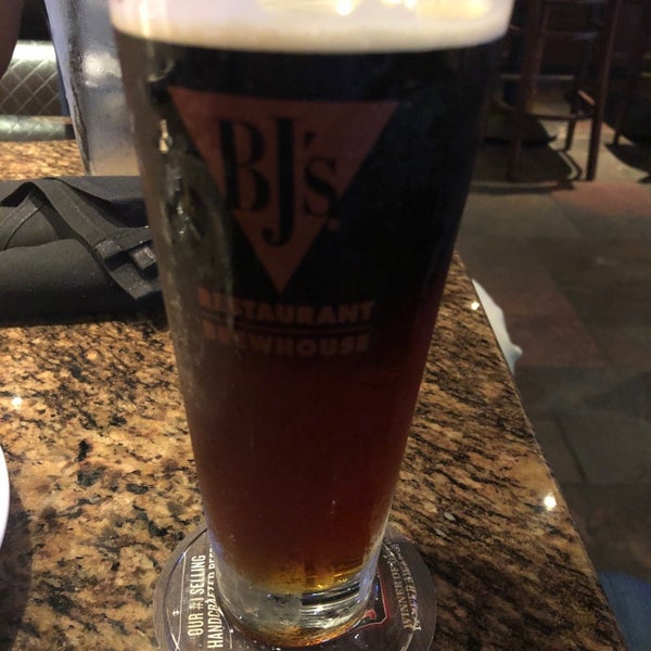 Photo taken at BJ&#39;s Restaurant &amp; Brewhouse by Jeremy W. on 2/23/2019