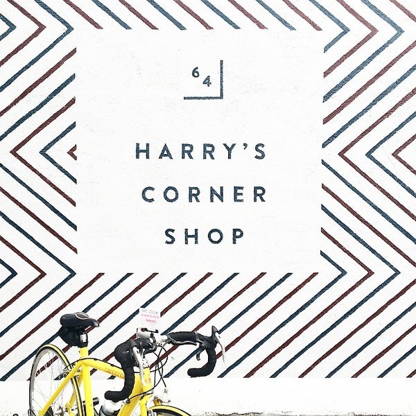 8/8/2014 tarihinde Mike T.ziyaretçi tarafından Harry&#39;s Corner Shop'de çekilen fotoğraf