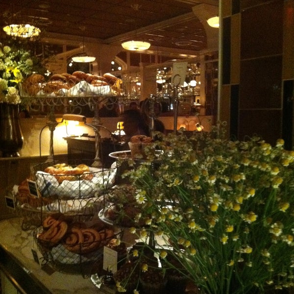 4/17/2013에 Mike T.님이 Lafayette Grand Café &amp; Bakery에서 찍은 사진