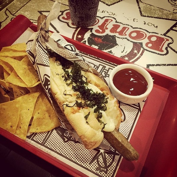Das Foto wurde bei Pugg Hot Dog Gourmet von Dione Rafael N. am 5/8/2014 aufgenommen