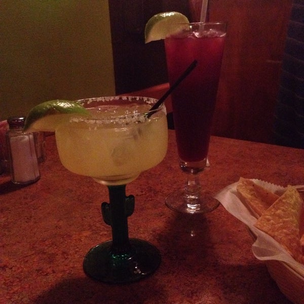 Снимок сделан в Cinco De Mayo Mexican Restaurant пользователем Beth L. 3/29/2014