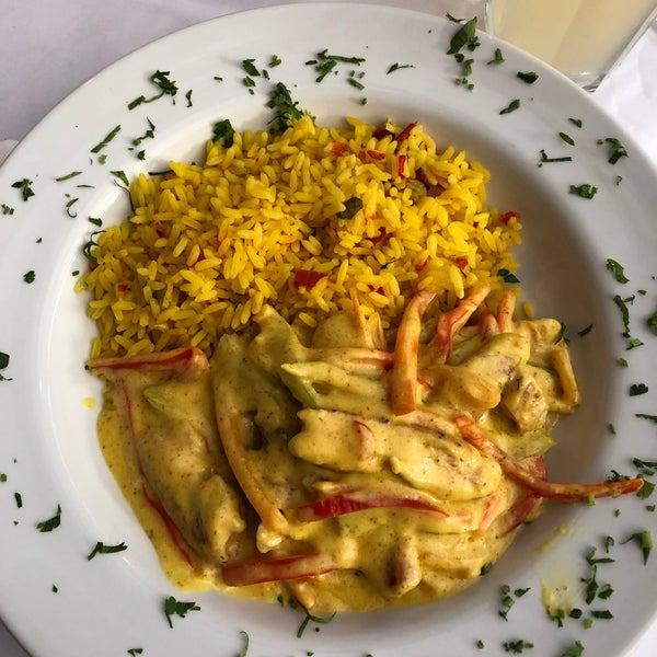Sopa de camarón y pollo al curry, todo delicioso y la atención excelente! No es caro.