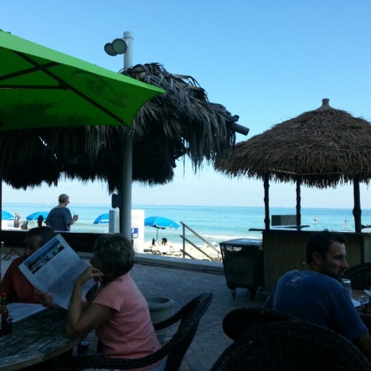 Das Foto wurde bei Bamboo Beach Tiki Bar &amp; Cafe von Alexey S. am 11/25/2012 aufgenommen