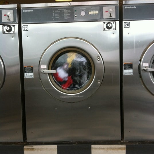 9/22/2012에 Paul D.님이 Spin Central Laundromat에서 찍은 사진