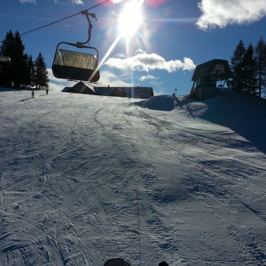 Foto tirada no(a) Ski Center Cerkno por Di .. em 12/28/2012
