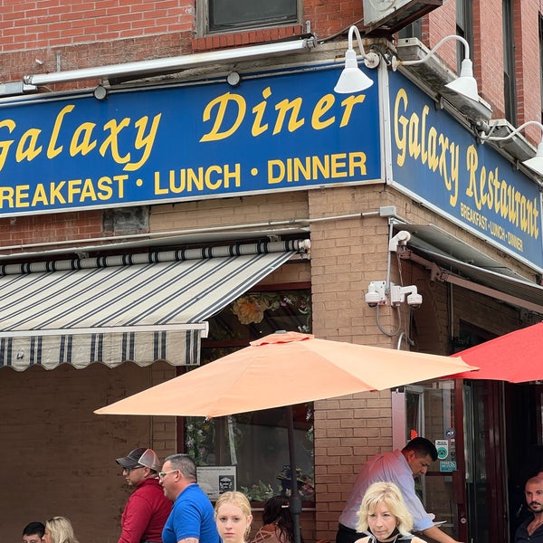 Photo taken at Galaxy Diner by Michael M. on 5/28/2022