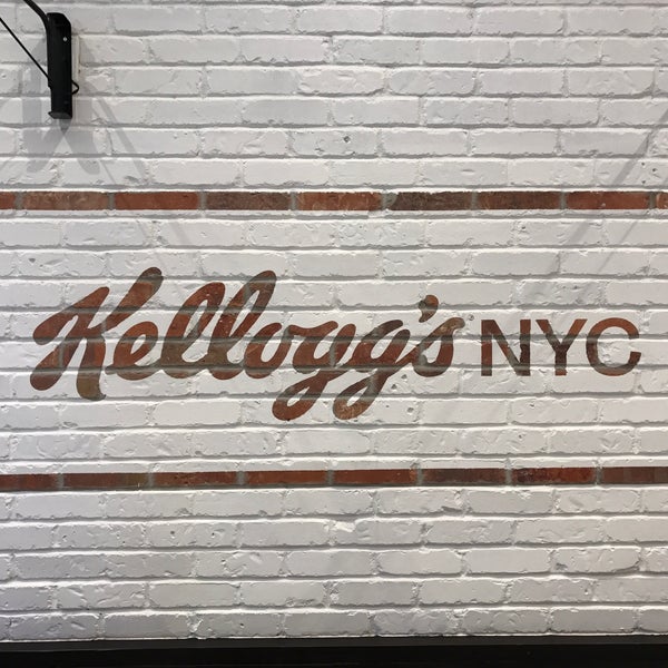 รูปภาพถ่ายที่ Kellogg&#39;s NYC โดย Michael M. เมื่อ 5/26/2017