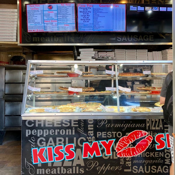 รูปภาพถ่ายที่ Kiss My Slice โดย Michael M. เมื่อ 5/24/2018