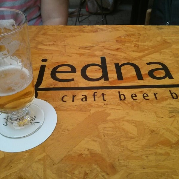 6/29/2014 tarihinde Dima L.ziyaretçi tarafından Jedna Trzecia craft beer bar'de çekilen fotoğraf