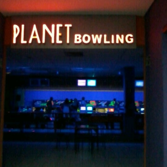 Das Foto wurde bei Planet Bowling von Patricia K. am 12/9/2012 aufgenommen