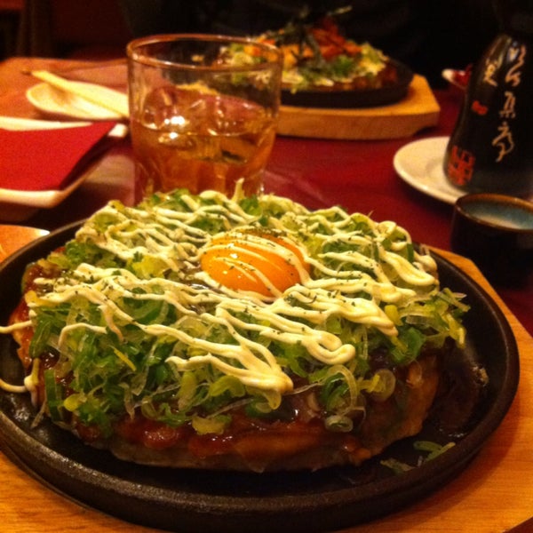 Okonomiyaki authentique ! ネギがたっぷりお好み焼きは最高です！一番おすすめです！残念ながらスタッフは日本語を話せません。。。