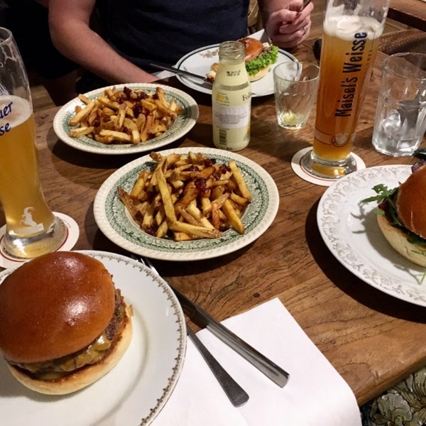 Foto tomada en Dish fine burger bistro  por Andrej G. el 6/3/2019