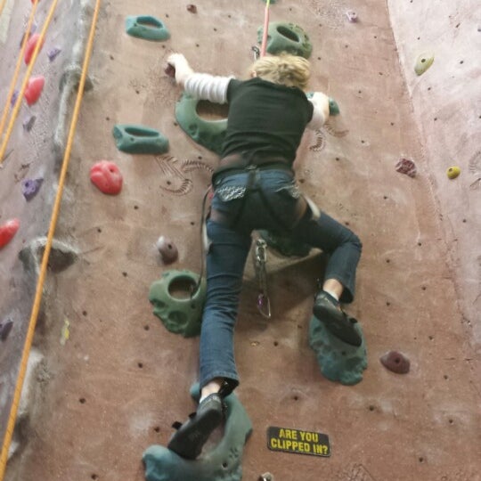 Foto diambil di Adventure Rock Climbing Gym Inc oleh Paul K. pada 1/12/2014