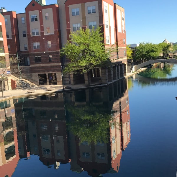 Foto tirada no(a) Residence Inn Indianapolis Downtown on the Canal por dall3 2. em 5/8/2017