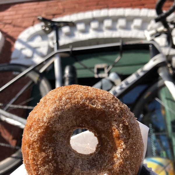 Foto diambil di Boxer Donut &amp; Espresso Bar oleh L.C= pada 10/26/2019