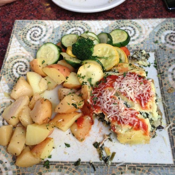 Foto diambil di My Big Fat Greek Restaurant oleh Andreina R. pada 5/22/2013