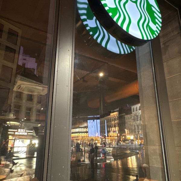 Foto scattata a Starbucks da ✩Cherie✩ il 12/20/2023