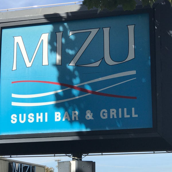 Photo taken at Mizu Sushi Bar &amp; Grill by Vickie L. on 9/26/2018