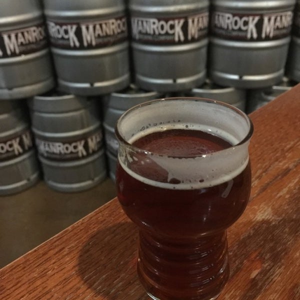 Foto tirada no(a) ManRock Brewing Company por Peter M. em 11/29/2016