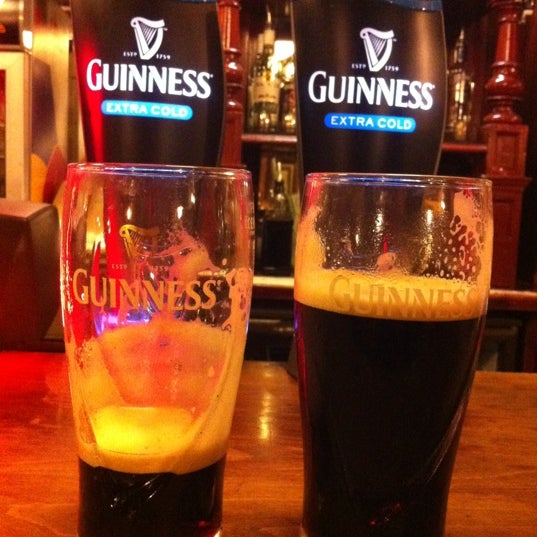 Foto scattata a Daisy O&#39;Briens Irish Bar da Devie C. il 10/1/2012