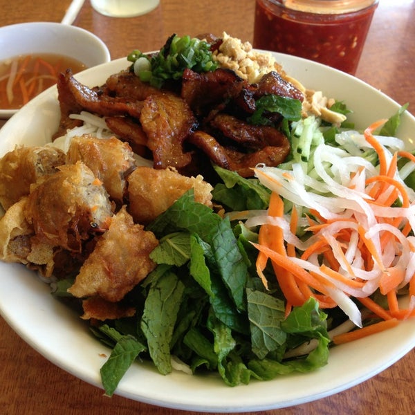 Снимок сделан в Bolsa Vietnamese Restaurant пользователем Zinny K. 5/23/2013