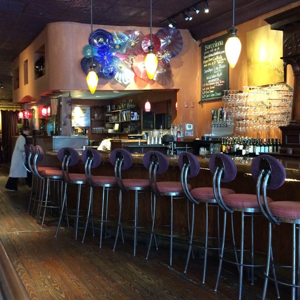 Foto diambil di Barcelona Restaurant &amp; Bar oleh Donelle B. pada 6/2/2015