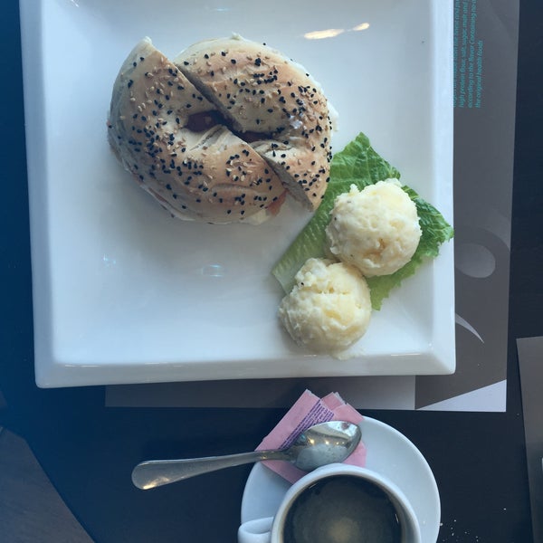 Foto diambil di Bread and Bagels oleh Lambert A. pada 6/11/2015