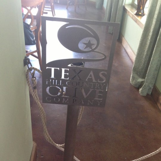 11/3/2012 tarihinde Larry C.ziyaretçi tarafından Texas Hill Country Olive Co.'de çekilen fotoğraf
